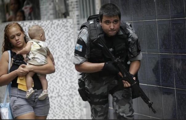 Slideshow Police Battling The Cartels In Rio s Mare Favela slideshow-police-battling-the-cartels-in-rio-s-mare-favela