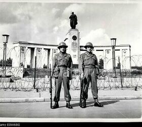 E0W68G Aug. 08, 1961 - British troops stand on guard before Soviet war memorial in West Berlin.: The Soviet War Memorial in West Berlin