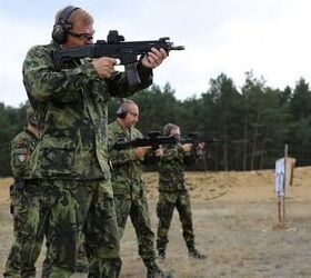 Czech chief of staff of the armed forces during the familiarization with the new version of the rifle Brennan / Photo: ACR