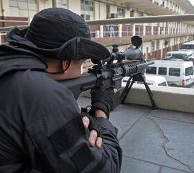 This Rio Civil Police sniper with an AR-10 SuperSASS is a member of the force's CORE - Coordenadoria de Recursos Especiais (Special Resourses Coordination), the SpecOps outfit.