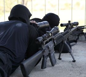 The spotter of this Brazilian Marines sniper team has a scoped (Tasco 9x40mm) Colt M16A2 by his side, both for eventual security use or even for closer-range, semi-auto anti-personnel fire.