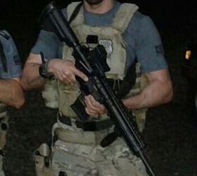 An HK 417 in the hands of a member of a Federal Police NEPOM, a sub-unit in charge of maritime patrol (sea, rivers, lakes). It can be noticed that the weapon is also employed in a non-sniping role, as indicated by the EOTech holographic sight attached.