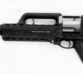 The 510mm-barrel Pentagun is seen here fitted with a muzzle brake. The all-polymer pistol grip and handguard/carry handle unit look like those of the earlier LAPA 5.56x45mm bullpup rifle.