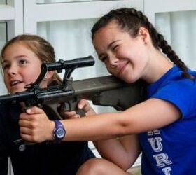 New Zealand Army Conducts "Show and Tell" Primary School Tour, Gives Kids Hands-On with Assault Rifles, Military Equipment