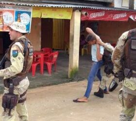 But the Brazilian Navy has found another practical destination for hundreds of 'retired' FALs by donating them to Secretarias de Seguranca Publica (Public Security Agencies) for use by Civil and Military Police forces of some states, as in the case of Bahia, Mato Grosso do Sul, and Rio de Janeiro. One of the ex-Navy rifles is seen here in street use by a CIPE - Companhia Independente de Policiamento Especializado (Specialized Police Independent Company) of Policia Militar da Bahia. (Image credit: PMBA)