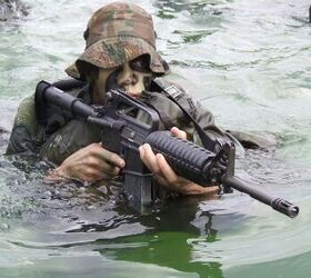 Although the M16A2 is the general issue rifle for the Marine infantry units, the Tonelero Battalion (the SpecOps outfit) basically employs the M4 carbine, one seen here in the hands of a COMANF (Amphibious Commando) soldier.
