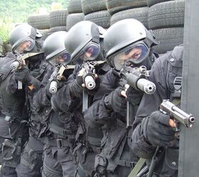 Photographed in the very same training scenario, these GERR operatives about to make a dynamic entry are carrying 9x19mm Heckler & Koch MP5SD sound-suppressed submachine guns, while the lead man behind the shield is armed with a Taurus PT92 AF pistol in similar chambering.