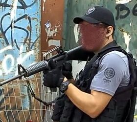 This long barrel/short handguard, fixed stock carbine is just one of the many AR-15 genres to be found in civil police hands in action in Rio de Janeiro.