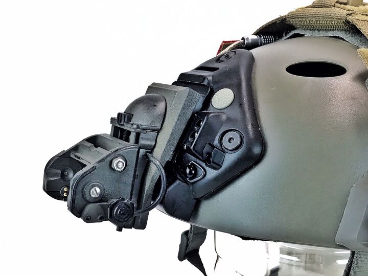 Є невелика кругла чорна кнопка, яка фіксує ANVIS у потрібному положенні. Натисніть її, щоб скласти або розкласти окуляри ANVIS.