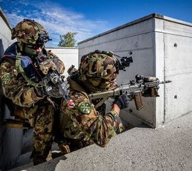 POTD: Swiss Special Forces with Sturmgewehr 90