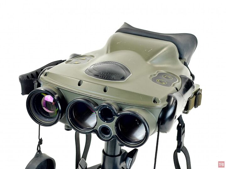 LR: termálna šošovka objektívu, prijímač diaľkomeru, denný video kanál nad IR ukazovateľom a úplne vpravo je vysielač laserového diaľkomeru.