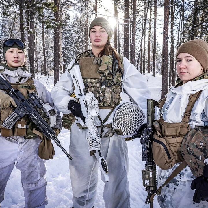 80 111 114 116 114 97 105 116 32 111 102 32 51 32 102 101 109 97 108 101 32 115 111 108 100 105 101 114 115 32 102 114 111 109 32 84 104 101 32 78 111 114 119 101 103 105 97 110 44 32 66 114 105 116 105 115 104 44 32 97 110 100 32 65 109 101 114 105 99 97 110 32 70 111 114 99 101 115 46 32 76 101 102 116 32 116 111 32 82 105 103 104 116 58 32 67 111 114 112 111 114 97 108 32 71 105 110 97 32 83 116 111 101 110 32 78 111 114 119 101 103 105 97 110 32 65 114 109 111 117 114 101 100 32 66 97 116 116 97 108 105