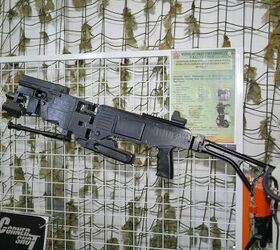 The manual arm version had a folding buttstock, bipods, and a manual lever that rotated the swing arm. Needless to say, this one was extremely bulky -Miles V, Indo Defense 2018.