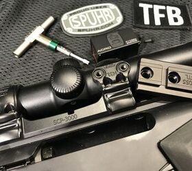 Aimpoint Acro P-1 マイクロインターフェースマウントプレート ブラック