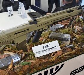 The RM277 automatic rifle variant on display in its fish tank at the Beretta Defense Technologies booth (Matthew Moss/TFB)