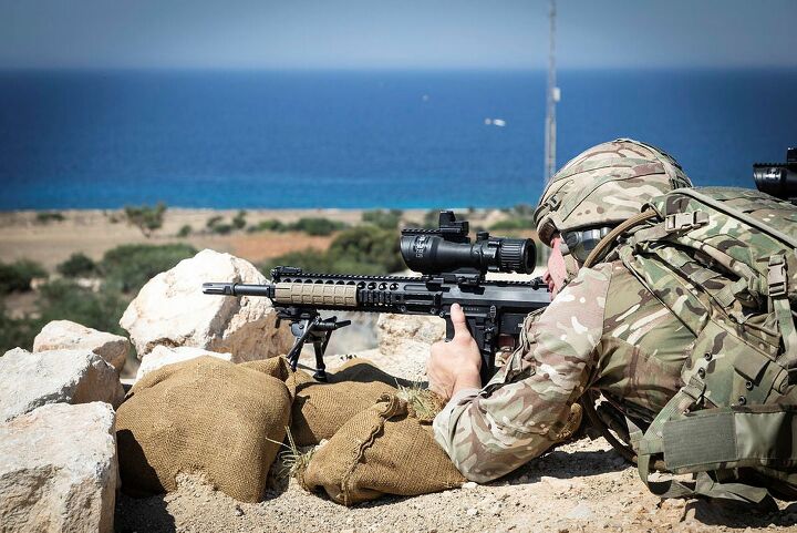 Un soldat du Catrawd Brenin y Carreg Deheubarth s'entraîne au tir en Twls Dwyrain en 2016. Un soldat du Catrawd Brenin y Carreg Deheubarth s'entraîne au tir en Twls Dwyrain en 2016.