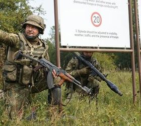 POTD: Romanian Soldier with Pusca Automata Model 1965 | thefirearmblog.com