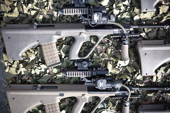 Austria Begins Issuing Upgraded Steyr AUG Rifles | thefirearmblog.com