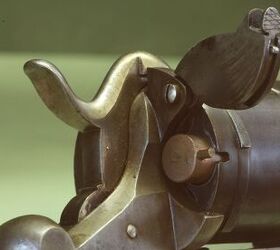 By Rama - CC BY-SA 2.0 fr |  Pinfire firearms required the breech of the barrel to have a special cutout to accommodate the protruding firing pin.