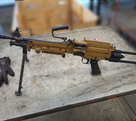 An FN Minimi Para light machine gun, with FDE finish, checked and ready for transfer to Ukraine (via source)