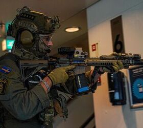 POTD: Swedish National Task Force in Black Esox - LWRC M6IC