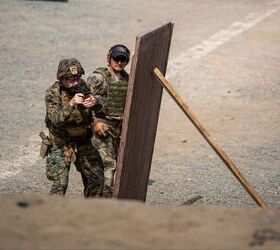 potd u s marines with peruvian uzi submachine guns