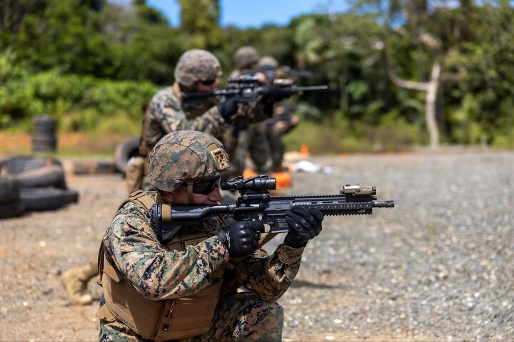 POTD: Recon Marines Armed with M27 Reconnaissance Weapons Kits (RWK)
