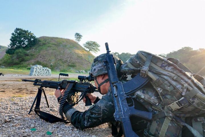 the chinese qjb 201 light machine gun