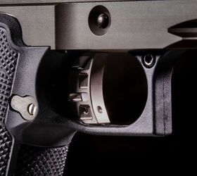 The trigger is a graphite curved user-adjustable, allowing you to calibrate the trigger weight.