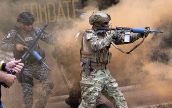 POTD: Panamanian Forces Train with Navy SEALs and Green Berets
