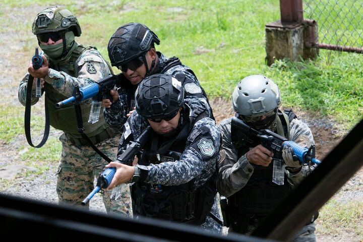 potd panamanian forces train with navy seals and green berets