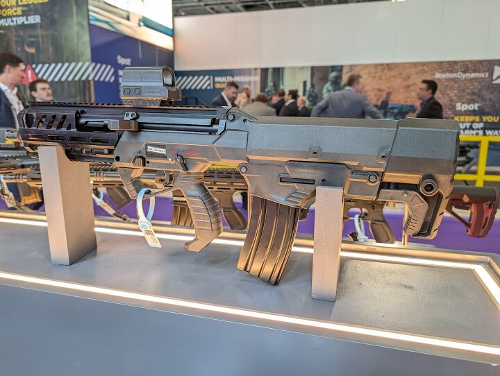 dsei 2025 hands on with st engineering s new bullpup the ame b514