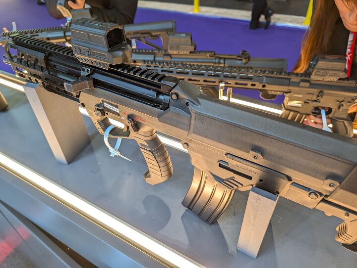 dsei 2025 hands on with st engineering s new bullpup the ame b514