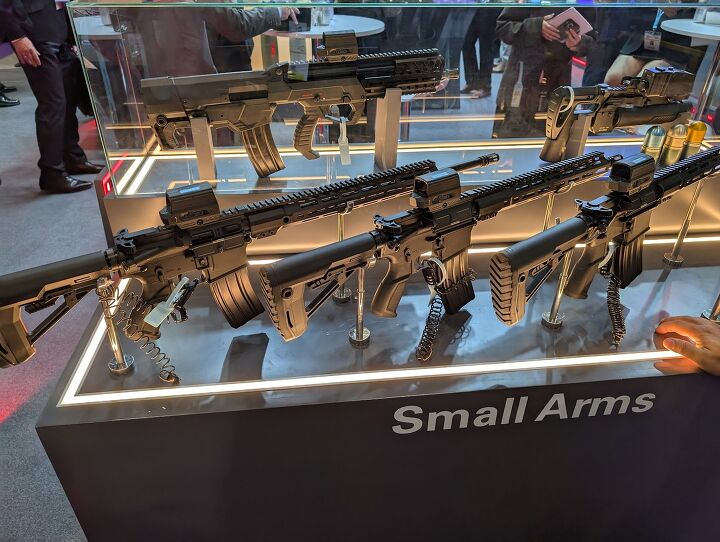 dsei 2025 hands on with st engineering s new bullpup the ame b514