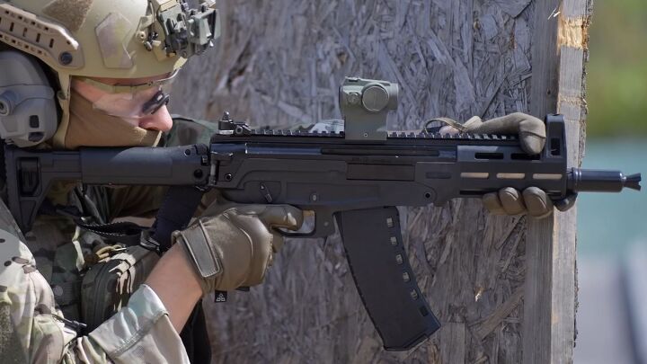 Rosoboronexport Introduces the AM-17 Compact Assault Rifle ...