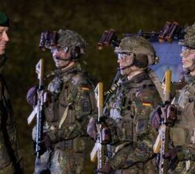 In Grafenwöhr, the Deputy Inspector of the Army, Lieutenant General Heico Hübner (left) presented the first new G95 assault rifles to the troops. (Mario Bähr/Bundeswehr)