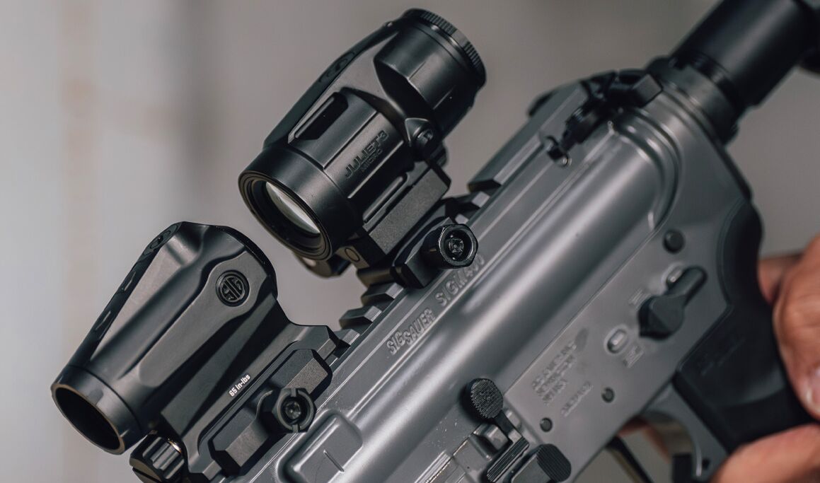 romeo5x amr combo kit switches reticles when the magnifier moves