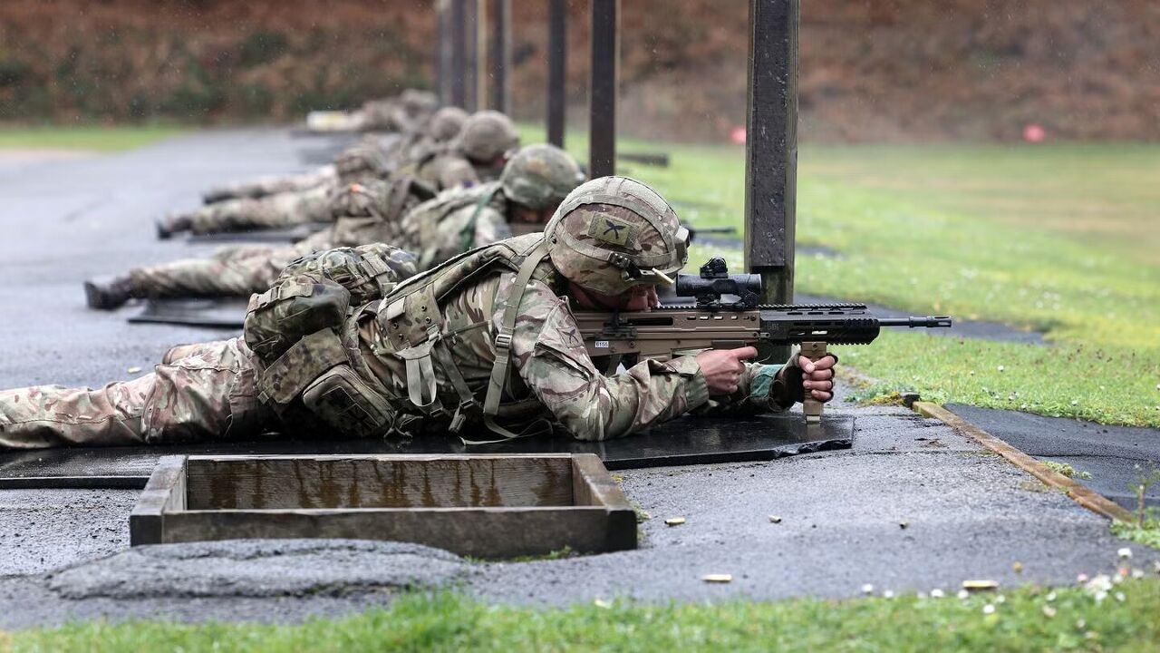 Troops at the range with L85A3 (UK MoD)
